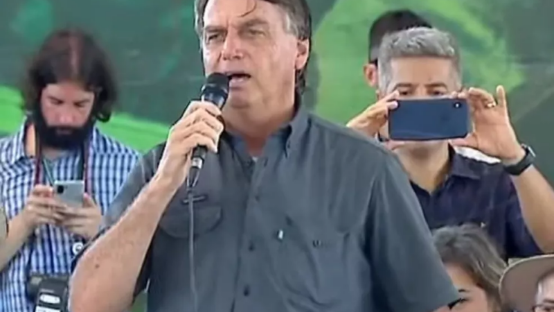 ‘Me sinto feliz e orgulhoso comigo mesmo’, diz Bolsonaro sobre indulto a Daniel Silveira