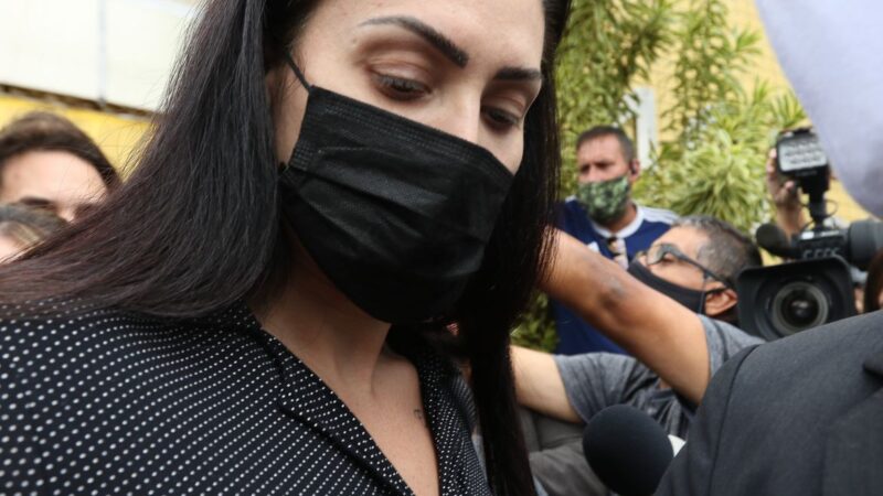 Mãe do menino Henry Borel deixa a prisão