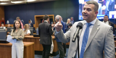 Presidente da Comissão de Educação da Alerj defende presença de policiais nas escolas