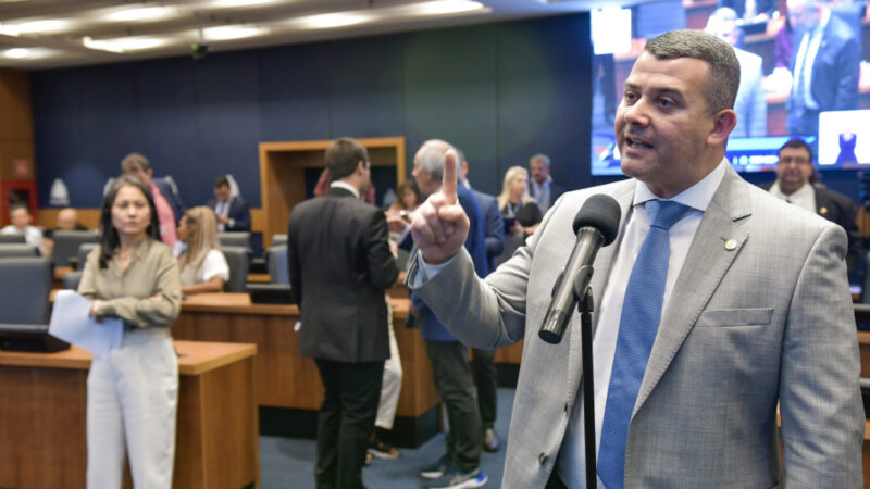 Presidente da Comissão de Educação da Alerj defende presença de policiais nas escolas