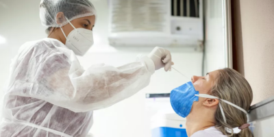 Taxa de positividade de testes da Covid tem alta de 163%