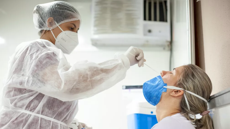 Taxa de positividade de testes da Covid tem alta de 163%