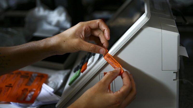 Justiça Eleitoral inicia carga e lacração das urnas em São Paulo