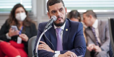 Governo proíbe a venda de iPhone 12 sem carregador