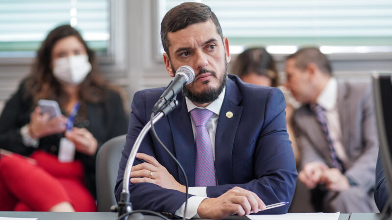 Governo proíbe a venda de iPhone 12 sem carregador