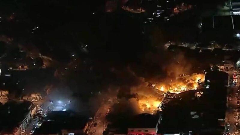 Incêndio atinge galpões em Guarulhos, SP