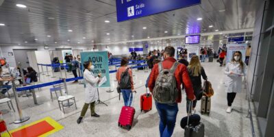 Governo desobriga teste de covid para quem entra no país