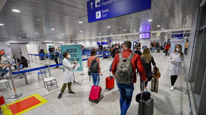 Governo desobriga teste de covid para quem entra no país