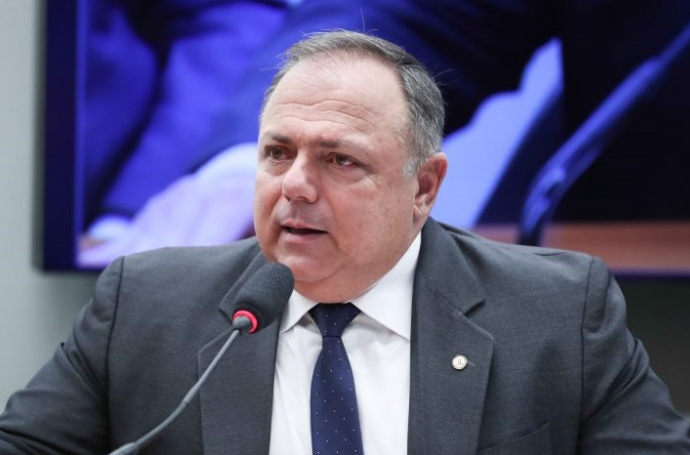 Pazuello cobra de ministro explicações sobre mudança no comando da Petrobras