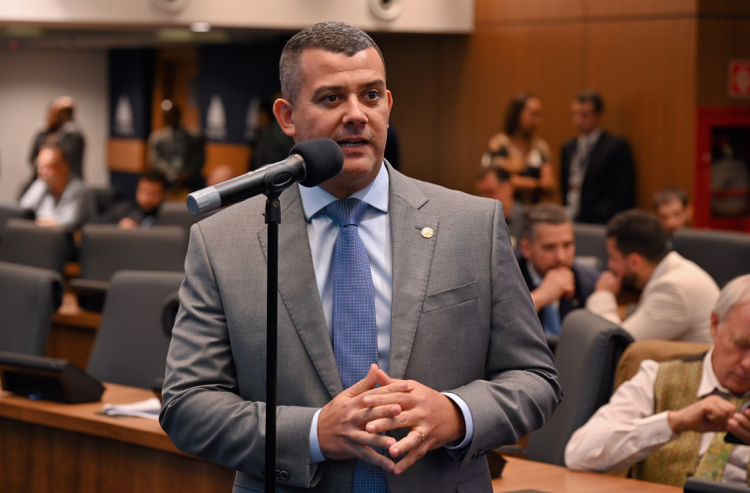 Alerj aprova uso de policiais armados na segurança das escolas