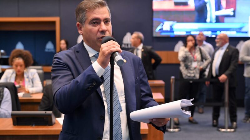 Dr. Serginho concede homenagem à mãe do deputado licenciado Anderson Moraes