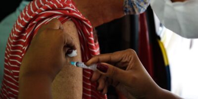 Covid: RJ anuncia 2ª dose de reforço para todos idosos