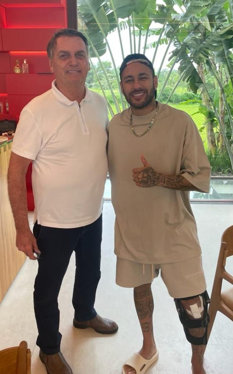 Bolsonaro almoça na casa de Neymar em Mangaratiba