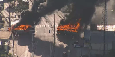 Terroristas queimam ao menos 35 ônibus e um trem em dia de conflitos na Zona Oeste do Rio