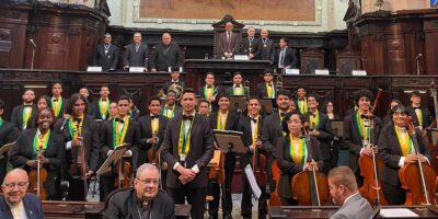 Alerj presta homenagem à cúpula da Igreja Católica