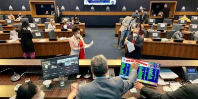 Alerj aprova garantia da equiparação na remuneração de diretores de escolas no Rio