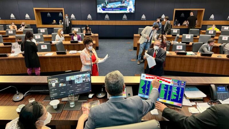 Alerj aprova garantia da equiparação na remuneração de diretores de escolas no Rio