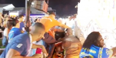 Idosa é imprensada por carro alegórico