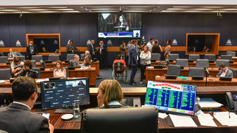 Projeto altera nomenclatura de policiais aposentados de “inativos” para “veteranos”