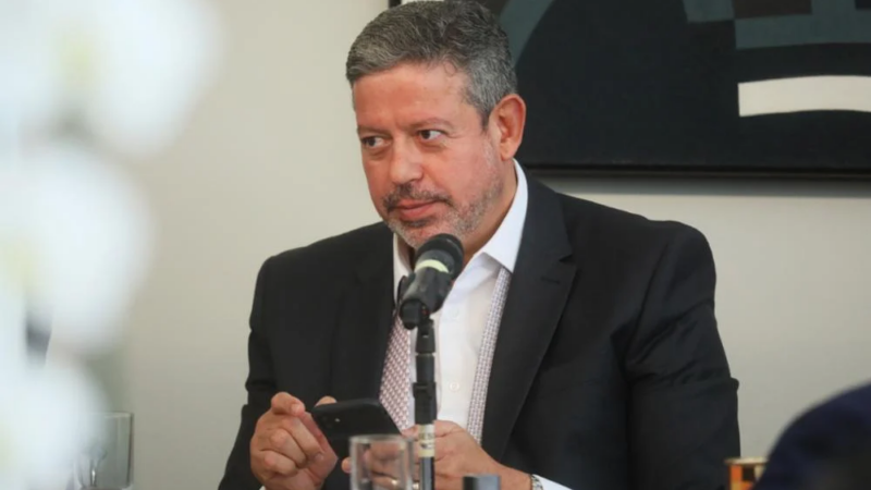 Lira diz que colocará em votação projeto que limita ICMS sobre combustíveis