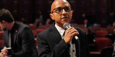 ‘Qual será o próximo passo, queimar crucifixos?’, diz deputado ao defender padre acusado de homofobia