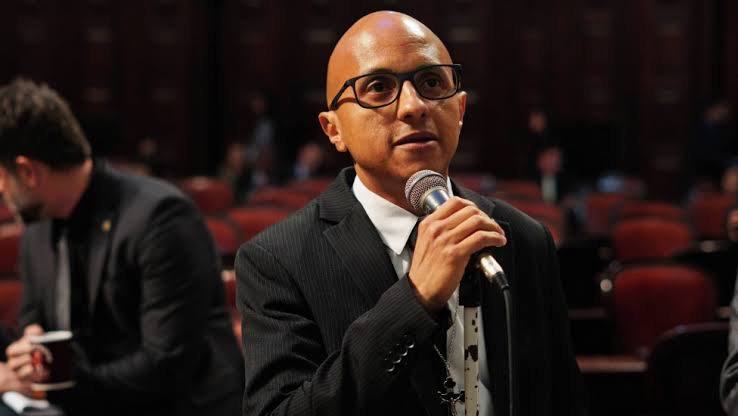 ‘Qual será o próximo passo, queimar crucifixos?’, diz deputado ao defender padre acusado de homofobia