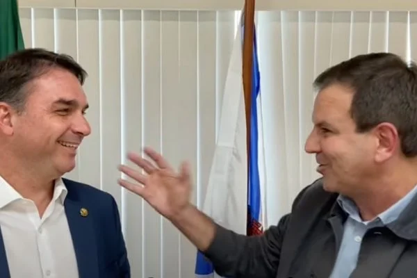 Flávio Bolsonaro e Paes gravam vídeo para anunciar investimentos