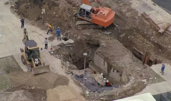 Cratera se abre no Boulevard Olímpico