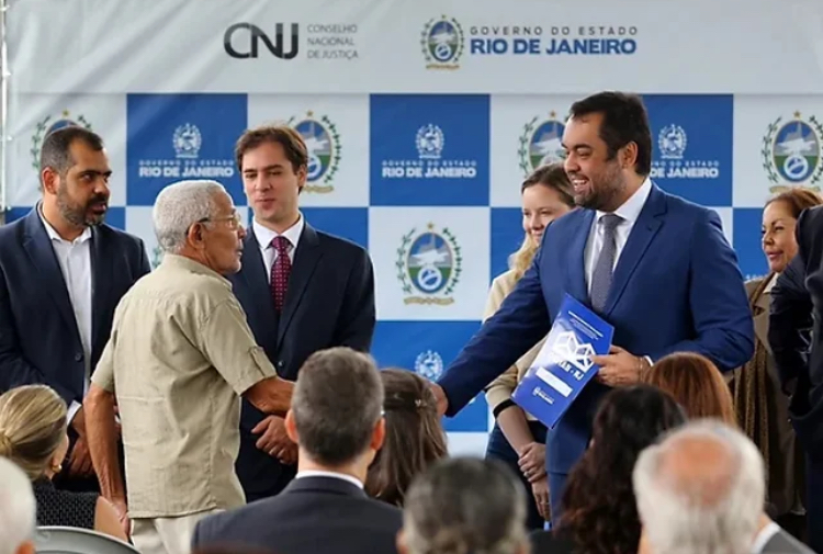 Governo entrega títulos de propriedade para moradores da Zona Oeste