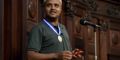 “Herói da Baixada” é condecorado com a Medalha Tiradentes em noite de grande emoção