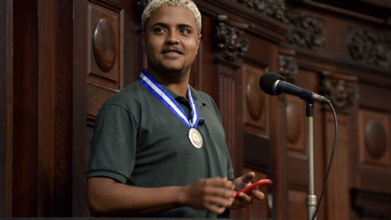 “Herói da Baixada” é condecorado com a Medalha Tiradentes em noite de grande emoção