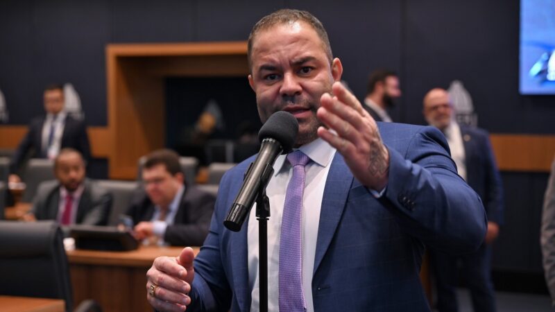 Alerj aprova moção de repúdio contra prefeito de Itatiaia, preso ao chamar atendente de “negrinha”