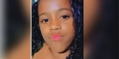 Morre menina imprensada por carro alegórico