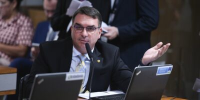 Flávio Bolsonaro apresenta projeto para derrubar decreto de Lula que limita acesso a armas