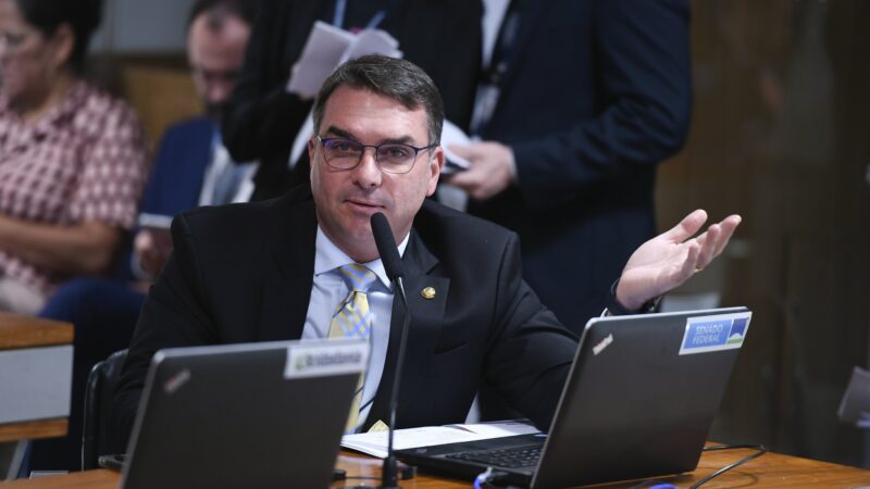 Flávio Bolsonaro apresenta projeto para derrubar decreto de Lula que limita acesso a armas