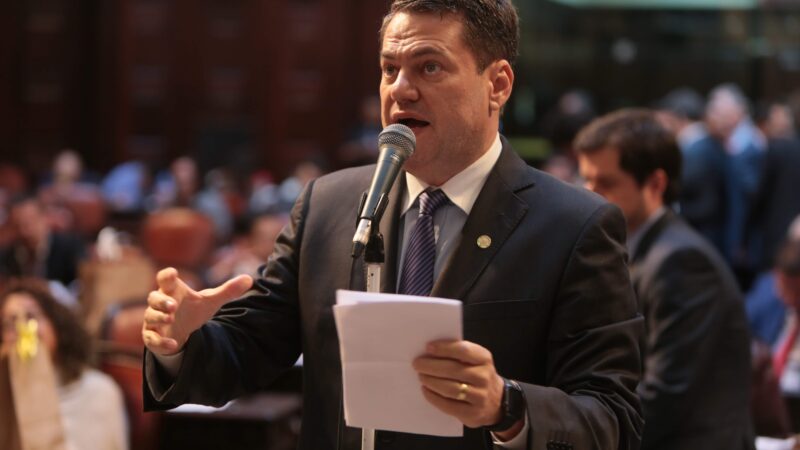 Anderson Alexandre pede asfaltamento na RJ-184