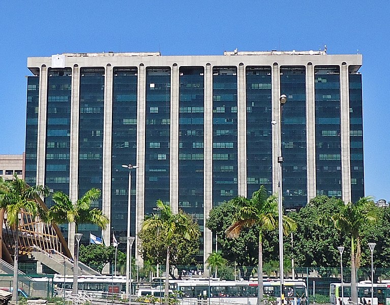 Menos da metade dos cariocas se sentem representados pela Prefeitura e por Paes