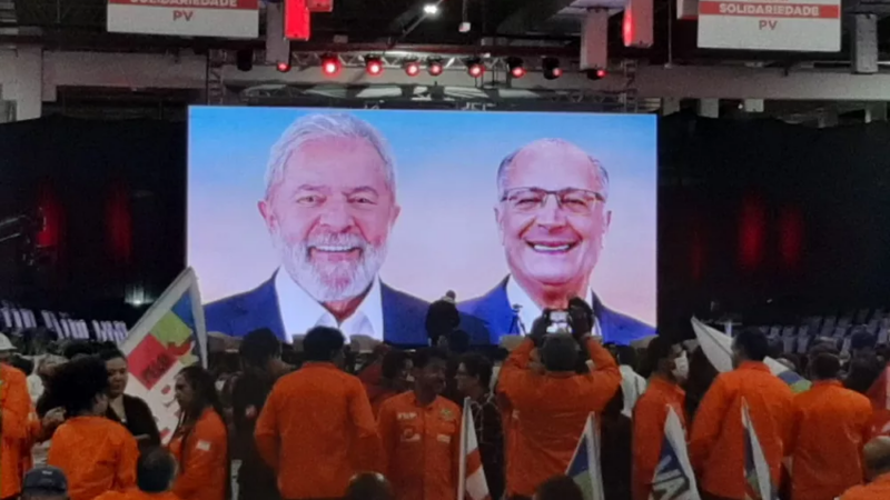 Evento do PT em SP lança a chapa Lula-Alckmin