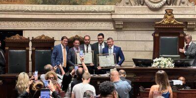 Deputados Alan Lopes e Alexandre Ramagem são homenageados pela Câmara do Rio