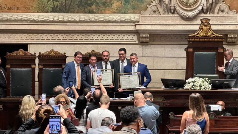 Deputados Alan Lopes e Alexandre Ramagem são homenageados pela Câmara do Rio