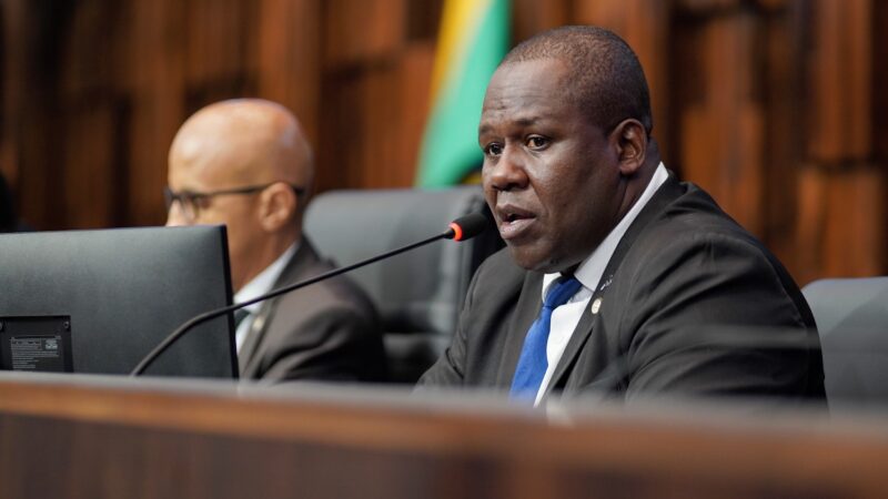 Alerj aprova proibição de garrafas de vidro nos arredores dos estádios