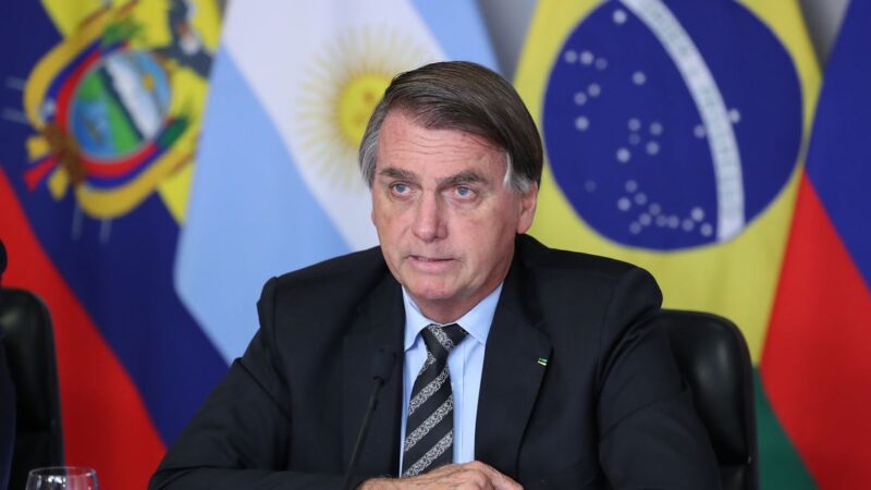 Bolsonaro discute acordo do TSE com WhatsApp