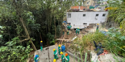 Construções irregulares são demolidas na comunidade Tavares Bastos