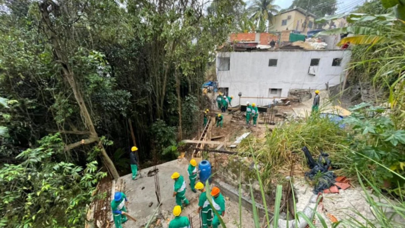 Construções irregulares são demolidas na comunidade Tavares Bastos