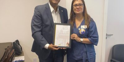 Jair Bittencourt entrega Moção de Aplausos à Reitora da UENF