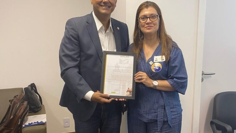 Jair Bittencourt entrega Moção de Aplausos à Reitora da UENF