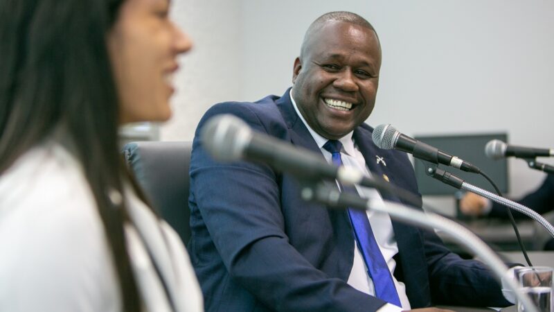 Linguagem de sinais poderá ser incluída nos atendimentos de assistência social no Rio de Janeiro