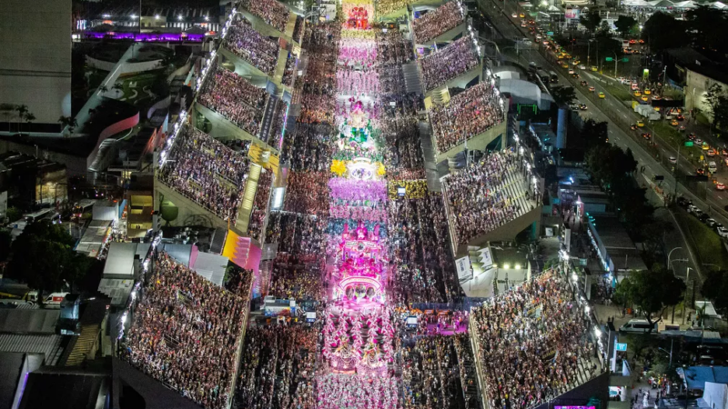 Viradouro, Mangueira e Beija-Flor são destaques do 1º dia do Grupo Especial do carnaval do RJ