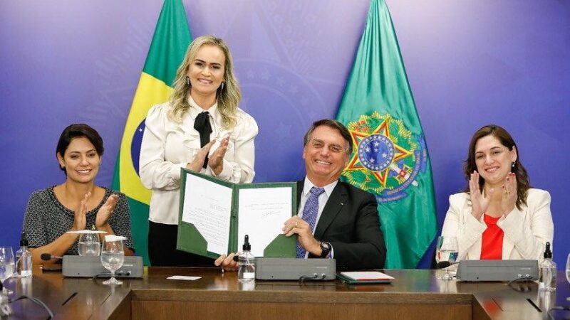 Presidente Jair Bolsonaro sanciona lei da luta contra a endometriose