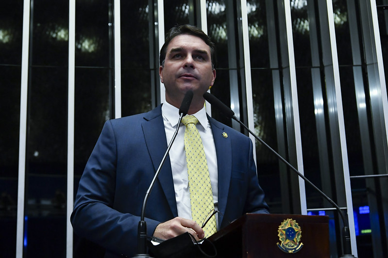 Flávio Bolsonaro apresenta projeto que amplia o rol de crimes hediondos